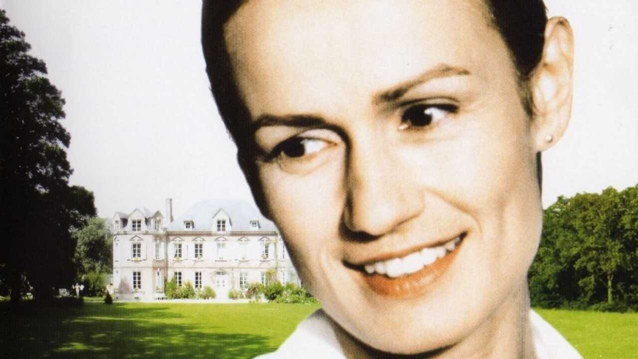 FR - Une femme en blanc 0