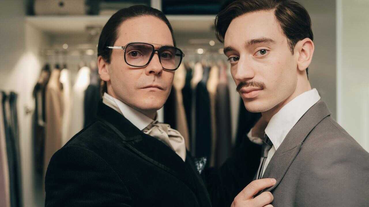 DE - Becoming Karl Lagerfeld (2024) 4